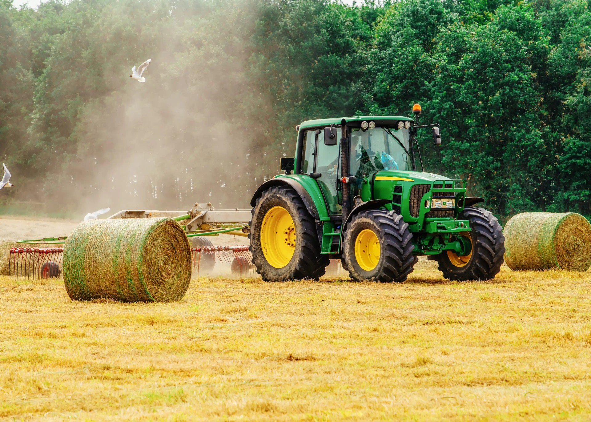 Traktor zbierający siano